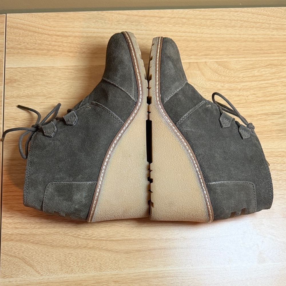 TOMS Desert Crepe Wedge Ankle Boots Tarmac Olive Suede Sz 8.5 - Picture 4 of 7
